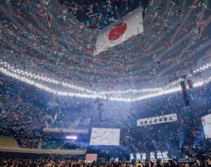 日大入学式での乃木坂46ライブの銀テが転売祭り→大学公式アカウントが直接注意で称賛の声も…担当者が明かした「まさかの結末」