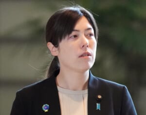 「悪目立ちしてしまった」小野田紀美氏　園遊会での“全身真っ赤コーデ”が物議…ベテラン皇室担当記者が指摘する“配慮不足”