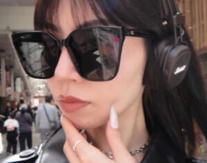 No.1モテ女性芸人　タイトT×斜めがけバッグ姿の“トイレ自撮り”が「可愛すぎる」と反響…一方で公共マナー巡り波紋