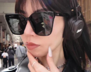 No.1モテ女性芸人　タイトT×斜めがけバッグ姿の“トイレ自撮り”が「可愛すぎる」と反響…一方で公共マナー巡り波紋