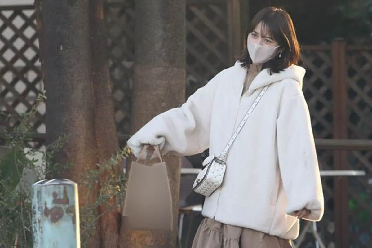 わずかに見える」「あ、穴が…」佐々木希 ひと癖タンクトップで“胸元