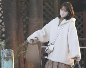 「わずかに見える」「あ、穴が…」佐々木希　ひと癖タンクトップで“胸元露出”も…貫く“ヘルシー路線”