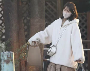 「わずかに見える」「あ、穴が…」佐々木希　ひと癖タンクトップで“胸元露出”も…貫く“ヘルシー路線”