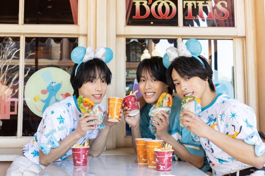 “一卵性三つ子のパフォーマー”佐藤三兄弟がディズニーシー25周年イベントに　3人にとってシーは「特別な場所」