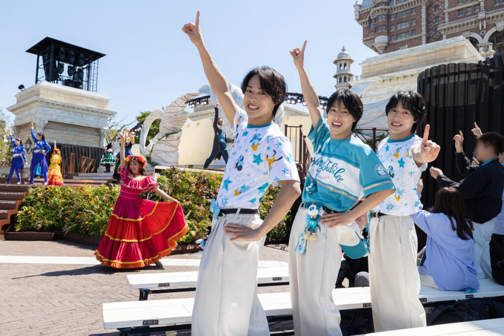 “一卵性三つ子のパフォーマー”佐藤三兄弟がディズニーシー25周年イベントに　3人にとってシーは「特別な場所」