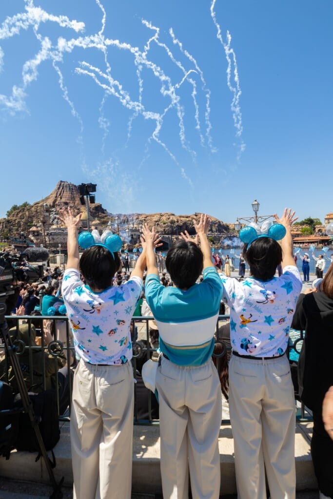 “一卵性三つ子のパフォーマー”佐藤三兄弟がディズニーシー25周年イベントに　3人にとってシーは「特別な場所」