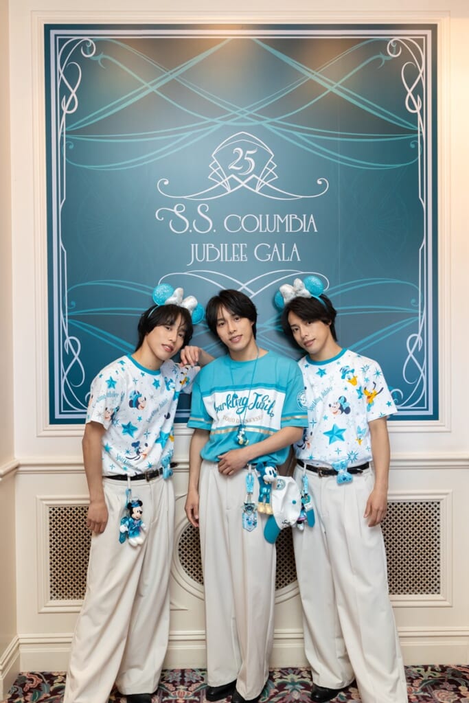 “一卵性三つ子のパフォーマー”佐藤三兄弟がディズニーシー25周年イベントに　3人にとってシーは「特別な場所」