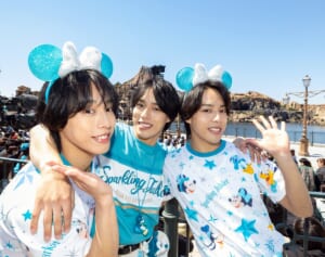 “一卵性三つ子のパフォーマー”佐藤三兄弟がディズニーシー25周年イベントに　3人にとってシーは「特別な場所」
