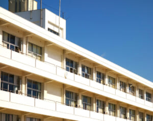 《服がはだけた女性教諭が…》校内プレイ十数回に停職6カ月も「甘すぎる」の批判　市教委が言い淀んだ男女教諭の“進退”【神戸市】