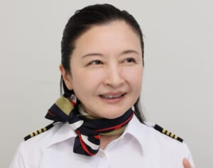 「ペダルに足が届くのか？」との偏見を一蹴！日本初女性機長が示した「女性こそパイロットに向いている理由」