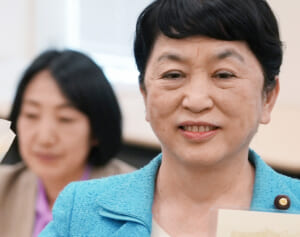 「まるでコント」社民党・新党首会見での“ブチギレ“にネット呆然…52歳“元議員“が福島みずほ氏らに激怒退出