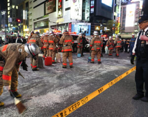 「こんな堂々とする」「一歩間違えば大惨事」華金の渋谷・スクランブル交差点で放火事件…映った“犯行の瞬間”に広がる戦慄