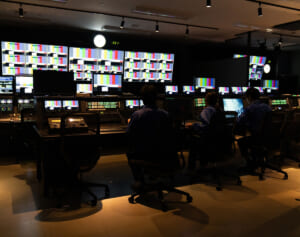 「頭を下げて仕事をしたくない人が多い」元キー局Pが明かすテレビマンが“転職できない根深い理由”