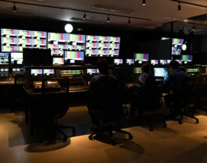 「頭を下げて仕事をしたくない人が多い」元キー局Pが明かすテレビマンが“転職できない根深い理由”