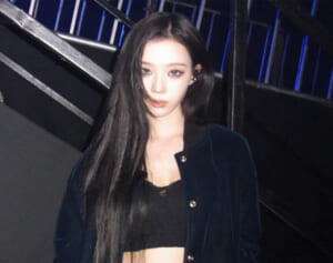 「マナー違反」aespaウィンター　民家前での“玄関座り込み”ショットが物議……ファンが案じる“奔放ぶり”