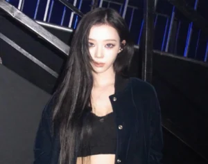 「マナー違反」aespaウィンター　民家前での“玄関座り込み”ショットが物議……ファンが案じる“奔放ぶり”