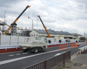 《発生から1年以上》八潮市陥没事故　道路が一部開通も漂う異臭…地元住民が語る復旧工事の“弊害”