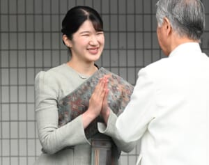 《私、初めてなんです》愛子さま　懇談相手が驚いた“一言”も…“ラオフェス”でテープカットデビュー