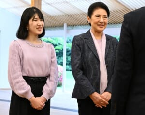 「国民からの敬意や憧れが損なわれる」愛子さま　高まる“政略婚”の現実味…皇室研究家が指摘する“養子縁組”案の危険性