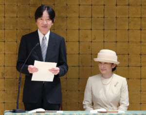 《皇族では非常に珍しい》秋篠宮ご夫妻　神社本庁の記念式典で「万歳」…天皇皇后両陛下、上皇ご夫妻がなさらない“理由”