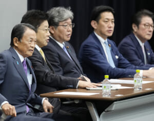 《もう意味ない》“大政翼賛会”と批判の「国力研究会」に347人参加も…露呈した麻生副総裁の”決定的な衰え