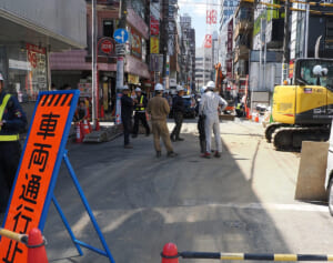 《日毎に穴が大きくなり…》横浜繁華街で道路陥没　事件発生から3日も現場は大混乱…八潮市事故から予想される“最悪の事態”
