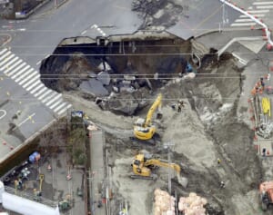全国で相次ぐ“道路陥没”、「増加傾向は間違いない」と専門家は指摘……“大都市ほどキケン”なワケ