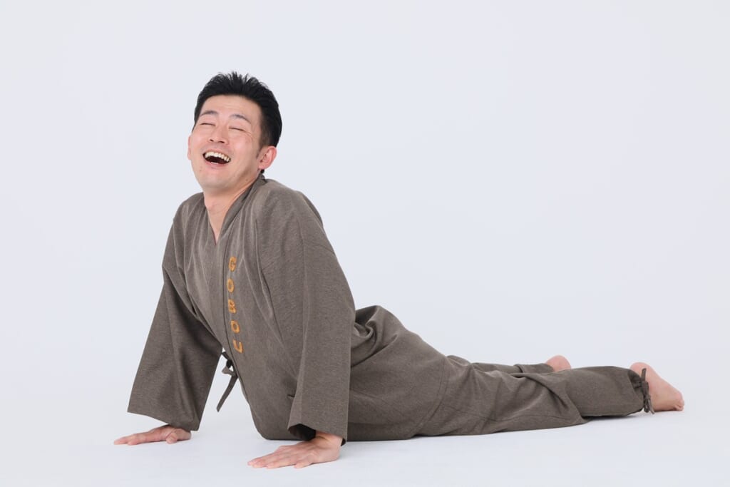 ごぼう先生が動画で解説！「50代からの不調解消体操」【ぽっこりお腹改善 アシカのポーズ】｜介護界のアイドル