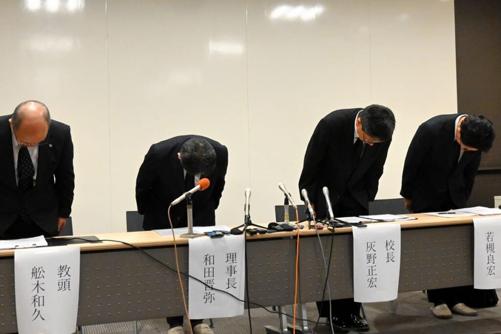 「問題のすり替えが酷い」声を震わせ、目をしばたたかせる場面も…磐越道バス事故で高校が2度目会見も部活顧問の“被害者アピール”に批判噴出