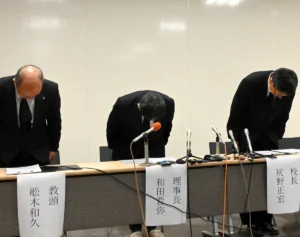 「問題のすり替えが酷い」声を震わせ、目をしばたたかせる場面も…磐越道バス事故で高校が2度目会見も部活顧問の“被害者アピール”に批判噴出
