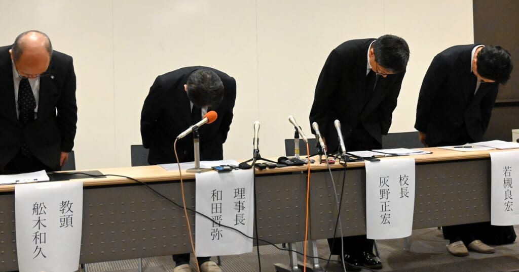 「問題のすり替えが酷い」声を震わせ、目をしばたたかせる場面も…磐越道バス事故で高校が2度目会見も部活顧問の“被害者アピール”に批判噴出
