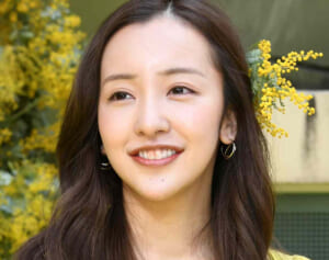板野友美　ホリプロから独立で心配される不調のヤクルト選手夫との「W炎上リスク」