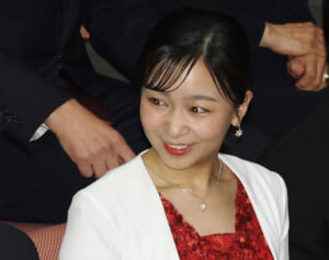 佳子さま　園遊会では“春らしくない”と疑問の声も再びご着用…お召し物で貫かれる“赤色好き”