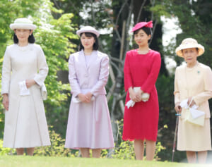 佳子さま　園遊会では“春らしくない”と疑問の声も再びご着用…お召し物で貫かれる“赤色好き”