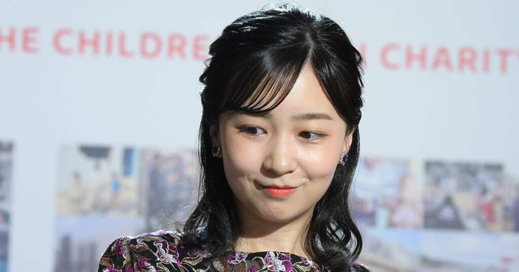 めっちゃ綺麗」「良くお似合い」佳子さま 着こなし光る水色パンツ