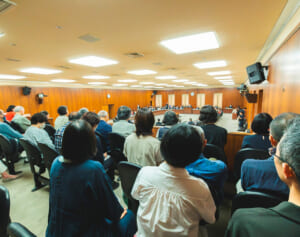《緊急事態条項も議題》平日なのに定員の倍以上が傍聴に…憲法審査会に参加した市民が語った切実な不安「戦争が近づいている気がする」