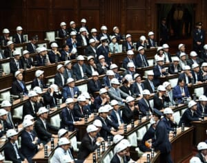 「ふざけるタイプなのか」自民・大物議員　着用訓練での“ヘルメットのかぶり方”にツッコミ続出…隣の石破、岸田元首相らはスルー