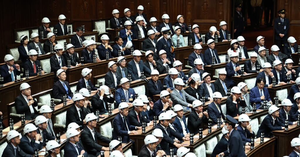 「ふざけるタイプなのか」自民・大物議員　着用訓練での“ヘルメットのかぶり方”にツッコミ続出…隣の石破、岸田元首相らはスルー