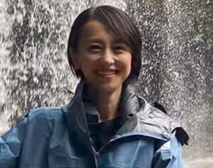 《まさかのスポブラ》49歳“演技派”女優　“腹見せ”逆立ち姿が話題…実は元宝塚トップスター