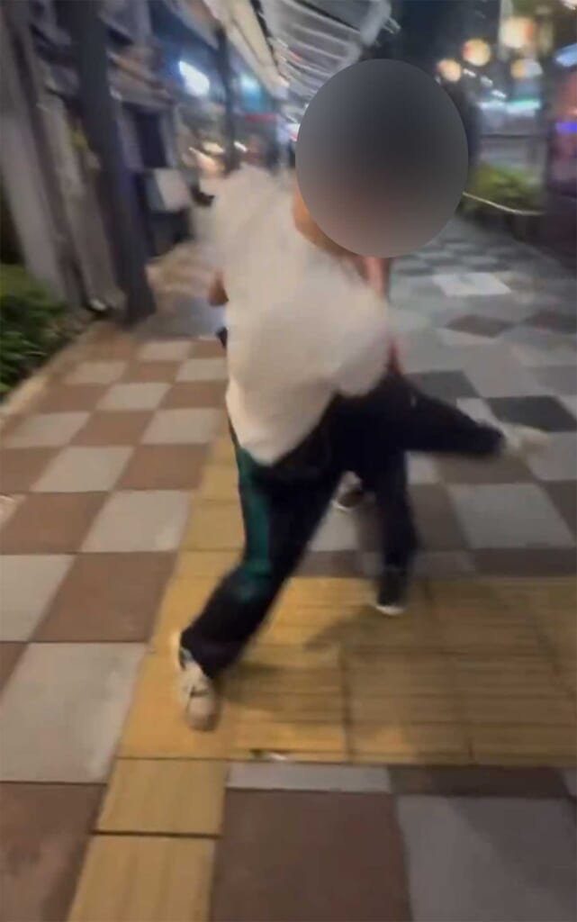 《執拗に追い回し、足技で攻撃》少年らが通行人を襲う“暴行動画”が拡散…都教委は「都立高校の生徒」と回答、現在は事実関係確認と指導を実施中
