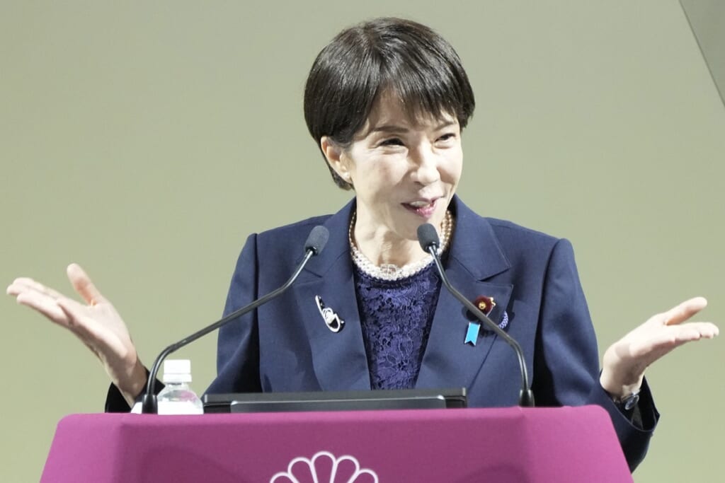 「悪い意味でサナエ劇場」識者が警鐘…天皇陛下の“おことばナシ”、先導役も格下げ…昭和100年式典で高市首相の「皇室軽視なふるまい」