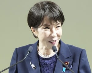 「悪い意味でサナエ劇場」識者が警鐘…天皇陛下の“おことばナシ”、先導役も格下げ…昭和100年式典で高市首相の「皇室軽視なふるまい」