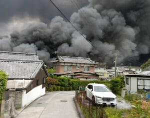 【呉市・船舶火災】「火元から10kmの駅前にも煙が」爆発音が何度も響き…近隣住民が明かした“衝撃の光景”