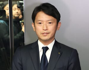 「浮いている」と批判の声も…兵庫県・斎藤知事　パレードでの「テニスコスプレ」で“イケイケ”パフォーマンスが波紋、会見で語った“意義”