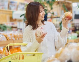 「閉店間際の特売品は買ってはいけない」家族5人で食費月3万円の“節約主婦”が語るワケ