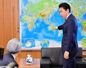 「お相手は…わかりますよね…」小泉進次郎氏　大臣室でインタビューを受けた“相手”を後ろ姿で告白“バレバレ”との指摘も