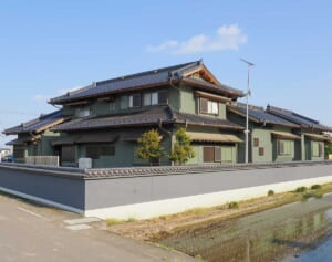 栃木・強盗殺人「鍵もかけない」犯罪とは無縁の地域で狙われた“富豪の家” 塀には生々しい足跡が