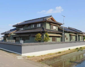 栃木・強盗殺人「鍵もかけない」犯罪とは無縁の地域で狙われた“富豪の家” 塀には生々しい足跡が