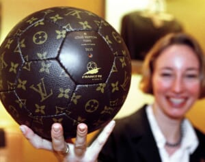 「ヴィトンのボールなんてあるんだね」平野紫耀のインスタで話題　“モノグラム柄サッカーボール”の驚きのお値段