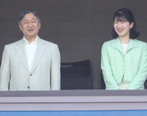 愛子さま　雅子さまからは「思い出の服」を借りられ…欧州ご訪問中の天皇陛下から届いた「助言メール」